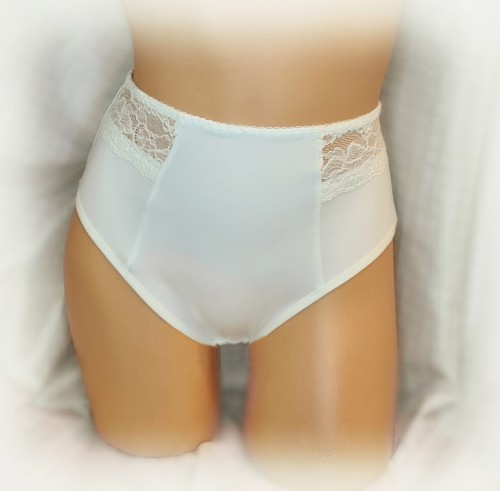 Latviškos kelnaitės aukštu liemeniu ŠAMPANO spalva - LV345